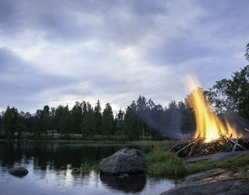 Juhannuskokko järven rannalla.