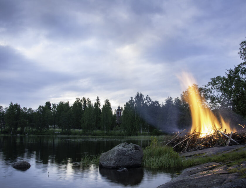 Juhannuskokko järven rannalla.