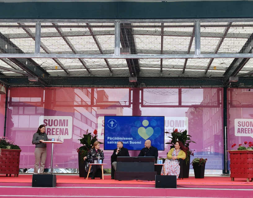SuomiAreena 2025 paneeli: mari leppänen, mika poutala, janne saarikivi ja kristiina raula. Kuva Freija Özcan.