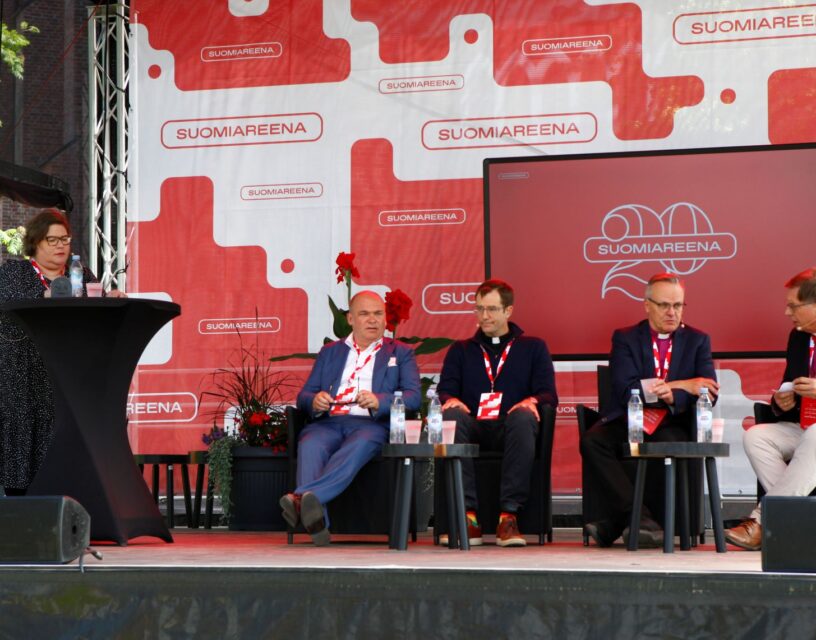In the Name of God -panelistit.
