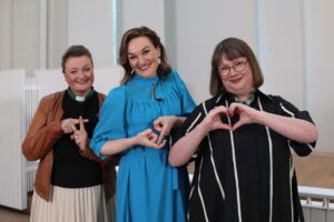 Karoliina Leikkari, Elina Vaittinen ja Auli Viitala.