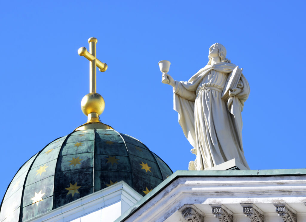 Apostolin patsas Helsingin tuomiokirkon katolla.