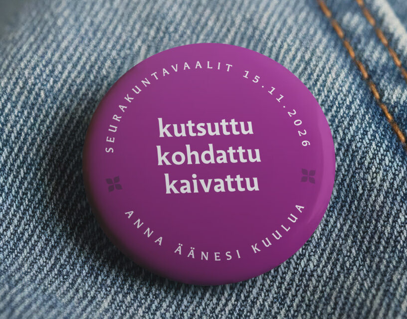 Rintanappi, jossa lukee kutsuttu, kohdattu, kaivattu.